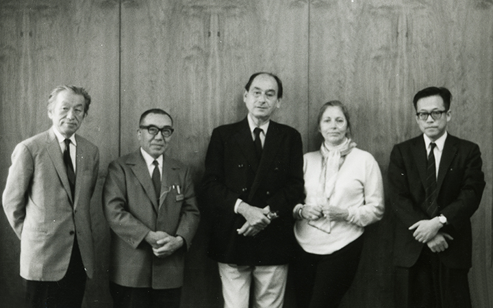 1970年、ジョージ・ネルソン氏、剣持勇氏とともに天童木工甲樹夫に訪れた際の写真（ネルソン氏 写真中央、剣持氏 写真左）